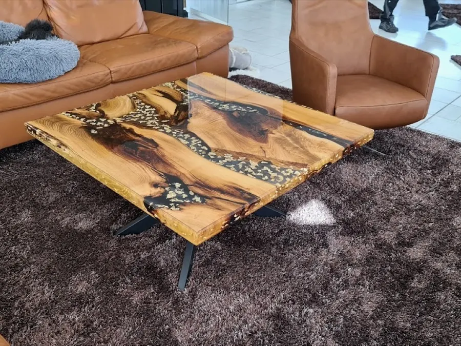 Couchtisch aus Massivholz mit Epoxidharz im Wohnzimmer