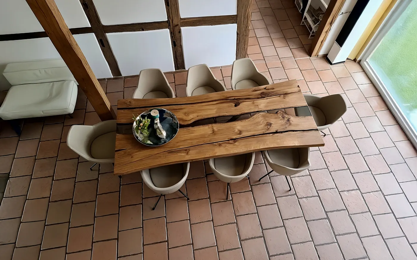 Esstisch aus Massivholz mit Baumkante in einem Fachwerkhaus