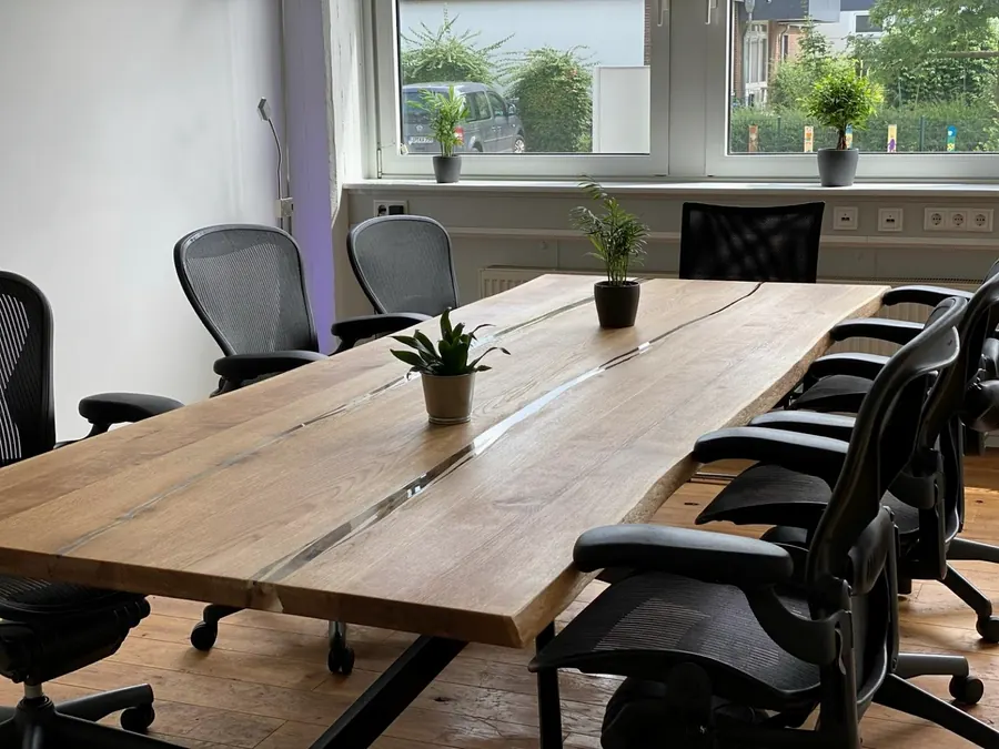 Konferenztisch aus Massivholz im Besprechungsraum