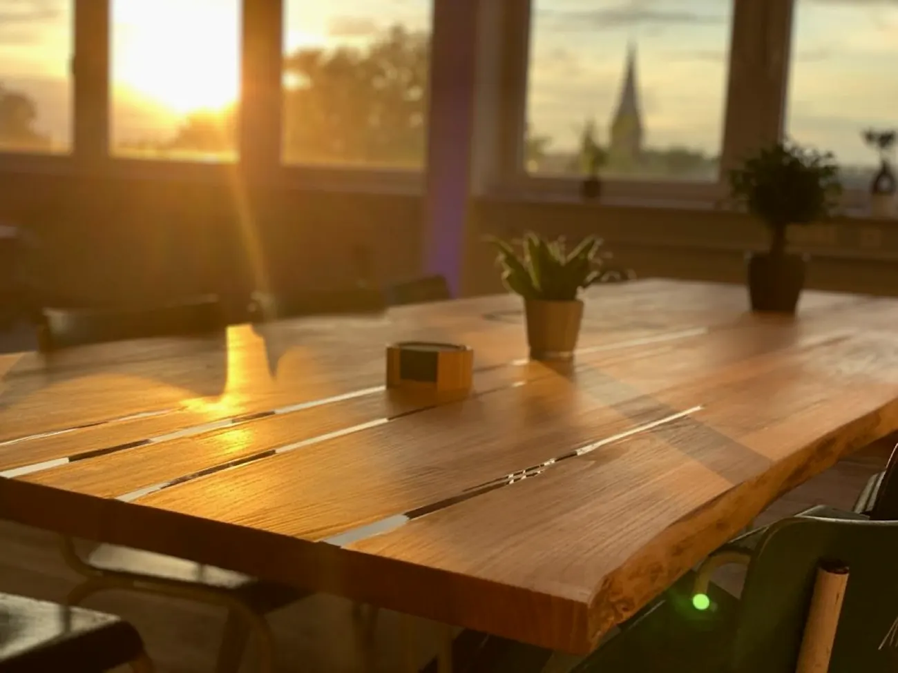 Massivholztisch mit Harzfugen im Abendlicht