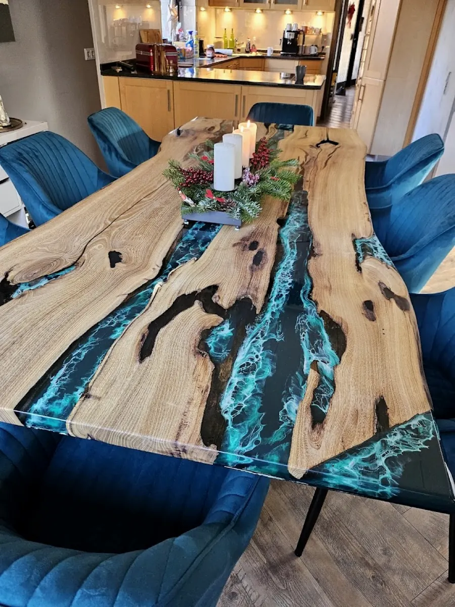 Rivertable aus Eiche mit türkisem Epoxidharz-Fluss