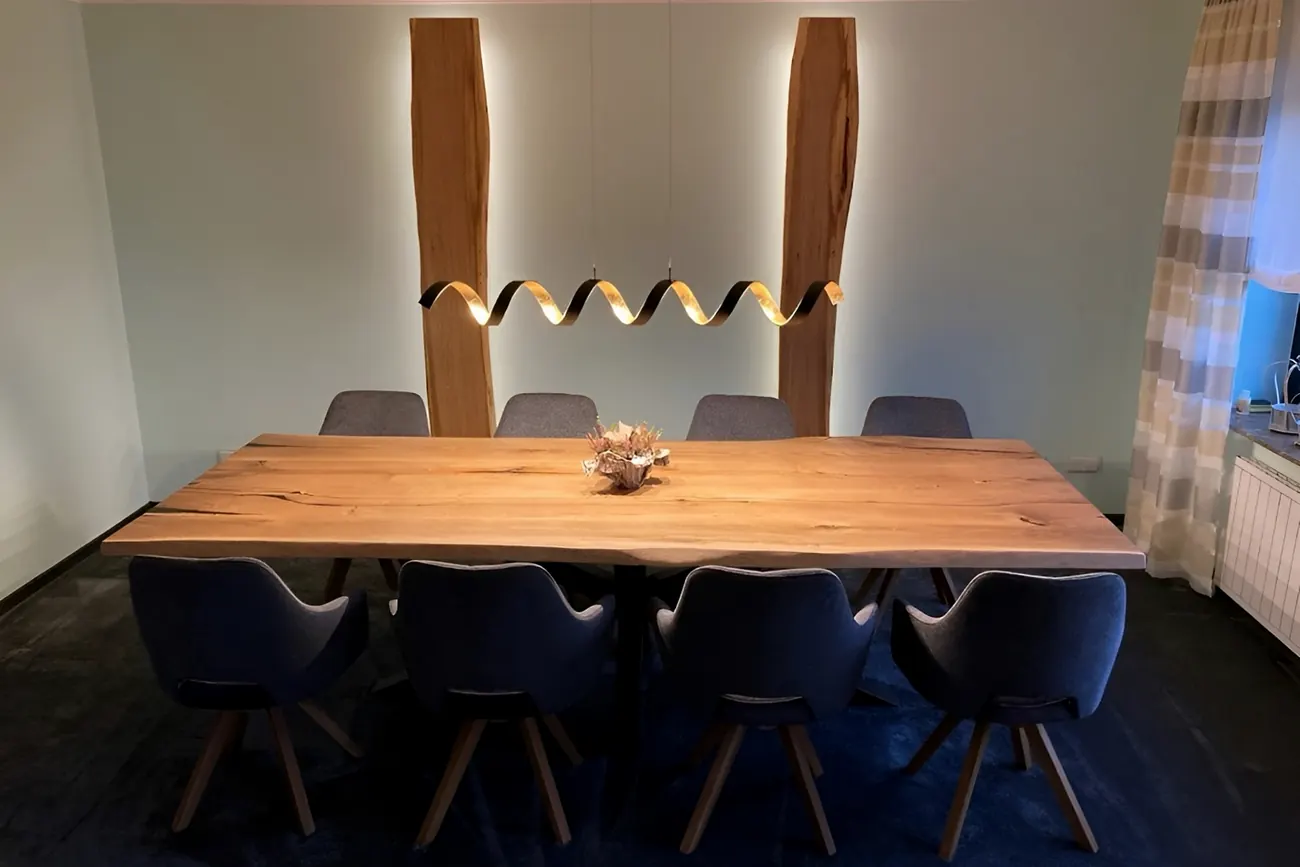 Massivholz-Esstisch mit Stühlen in einem hellen Esszimmer