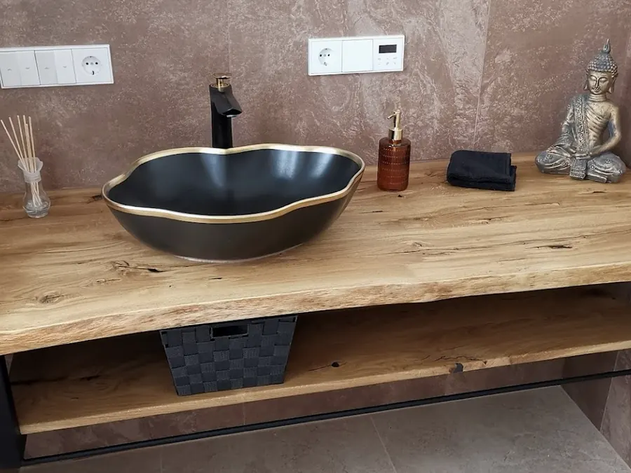 Waschtisch aus Massivholz mit Naturkante und schwarzem Aufsatzbecken